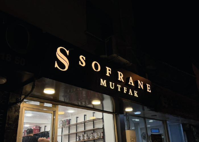Sofrane Mutfak – Siyah Kompozit Zemin Üzeri Işıklı Kutu Harf Tabela